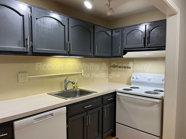 Building Photo - 7 Country Squire Dr