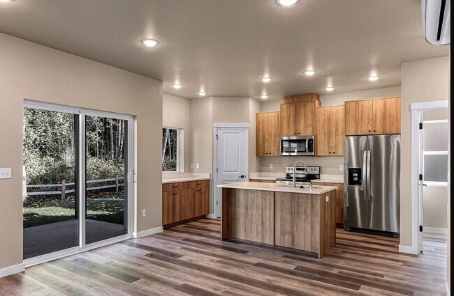 Building Photo - Welcome to the Ridge! 3 Bedroom Home for R...