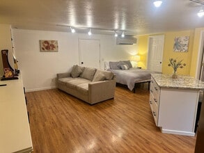 Building Photo - 1428 Crown Ave