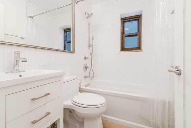 Building Photo - 422 W 20th St