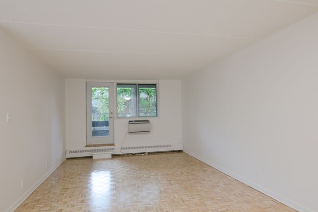Building Photo - 4800 Maisonneuve Blvd W
