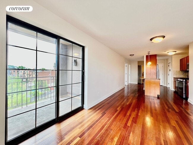 Building Photo - 93 Rapelye St