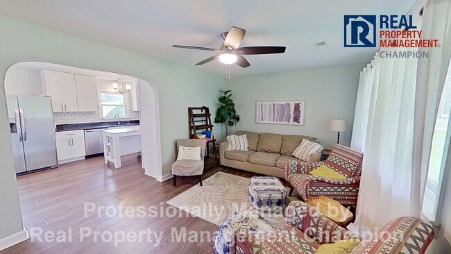 Foto del edificio - Furnished and Updated 4 BD/2.5 BA Home wit...
