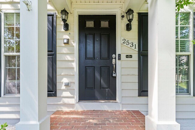 Building Photo - Spacious Home in Port Potomac