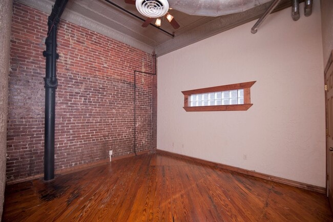 Building Photo - Market 102