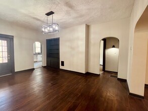 Building Photo - 917 South Ave