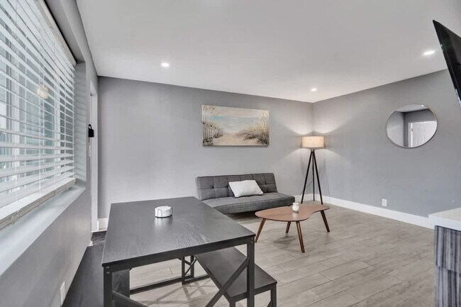 Building Photo - 906 N Riverside Dr