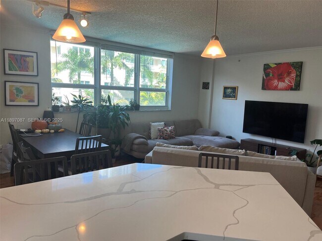 Building Photo - 2000 N Bayshore Dr