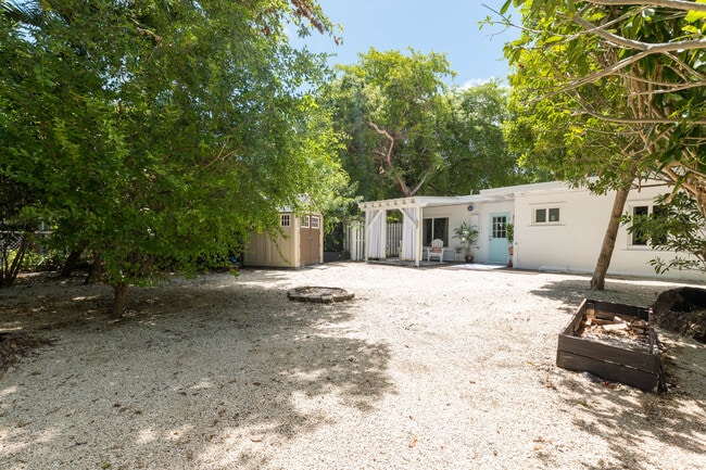 Building Photo - 129 S Hammock Rd