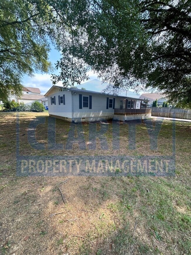 Foto del edificio - Charming 3-Bedroom, 1-Bath Home with Bonus...