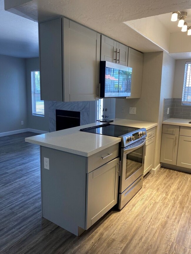 Building Photo - ONE MONTH FREE!! Reduced Deposit on this S...