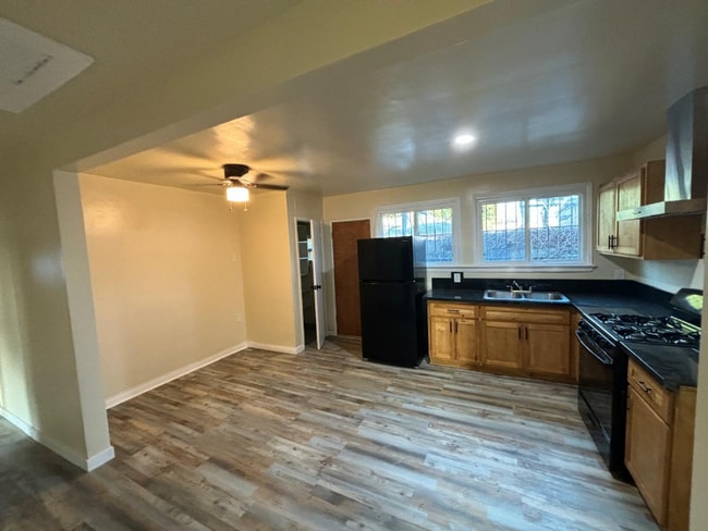 Building Photo - 1129 E 103rd St