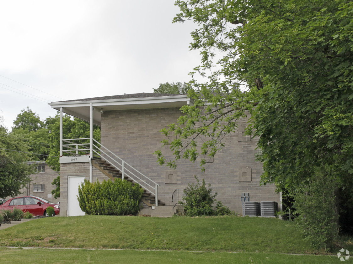 Building Photo - 8-Plex University Apartments