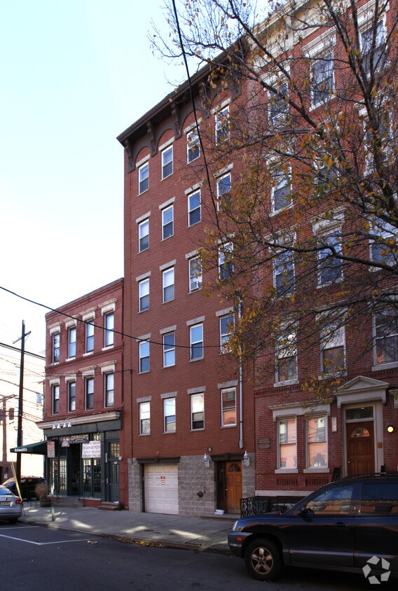 Building Photo - 131 Clinton St