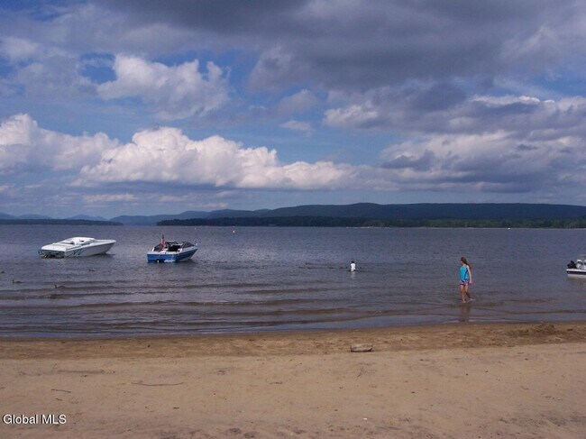 Building Photo - 220 Birchwood Pl