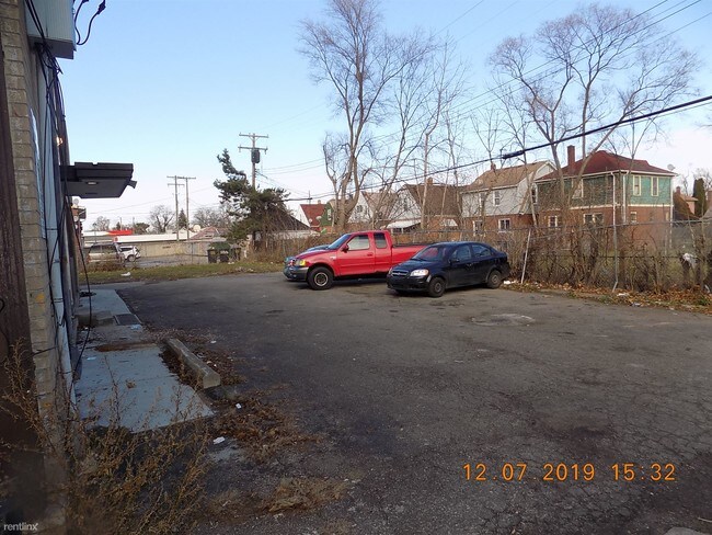Building Photo - 15080 Greenfield Rd