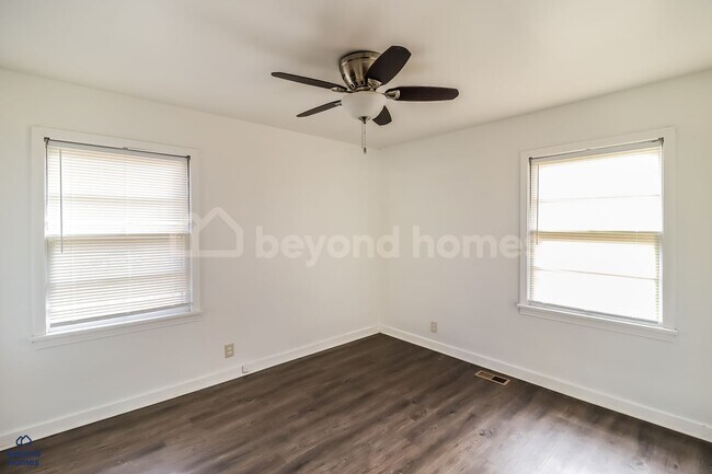 Foto del edificio - This 3 bedroom / 1 full bath and 1,284 sq feet House will Blow Your Mind!