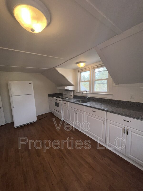 Building Photo - 32 Russell Road Unit 2B