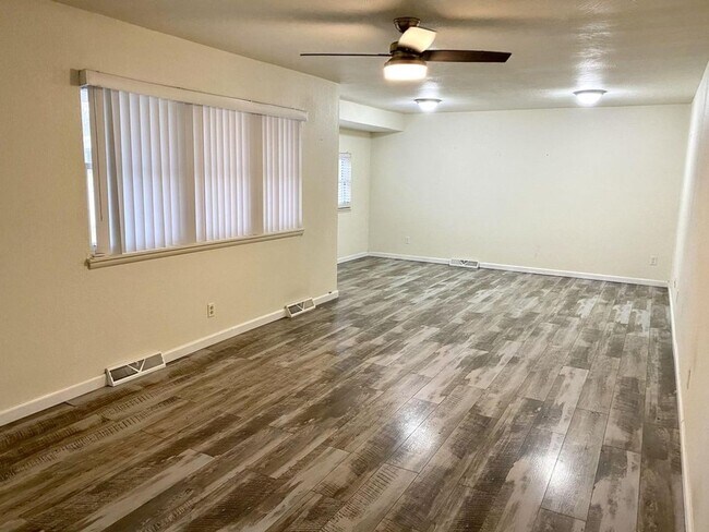 Foto del edificio - 2400 S Nettleton Ave