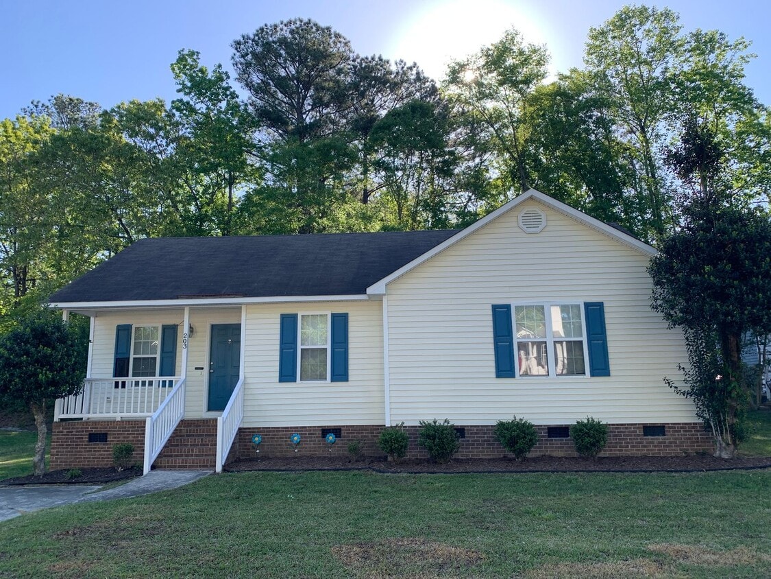 Foto principal - Clayton Ranch, 3 Bedrooms, Large Yard, App...