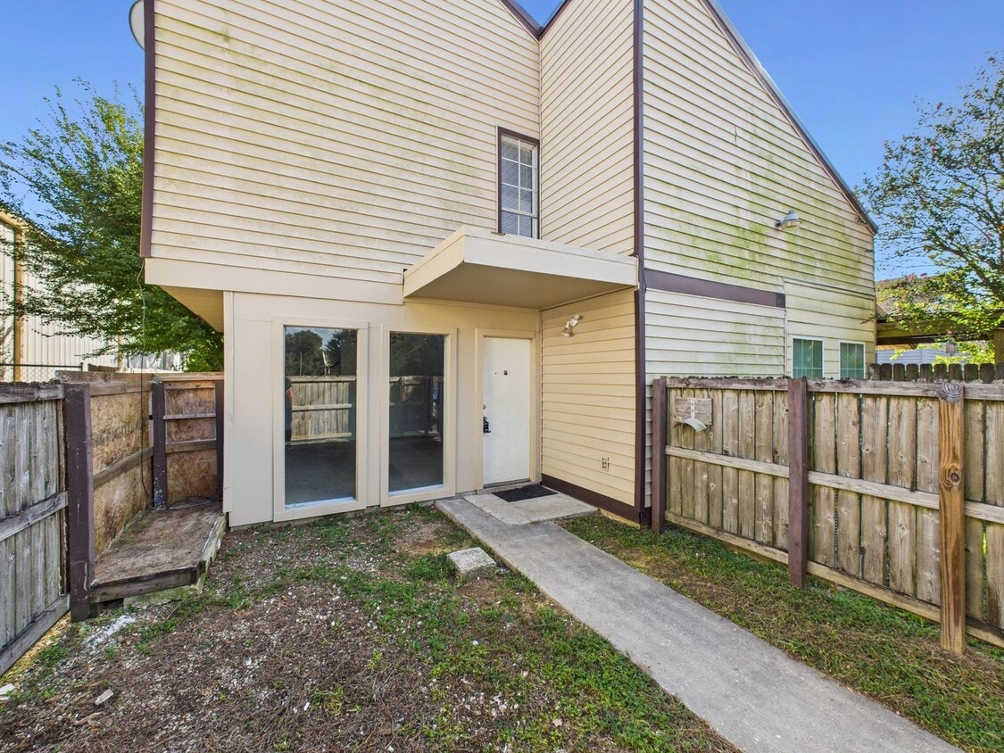 Primary Photo - 201 Fox Run Ave