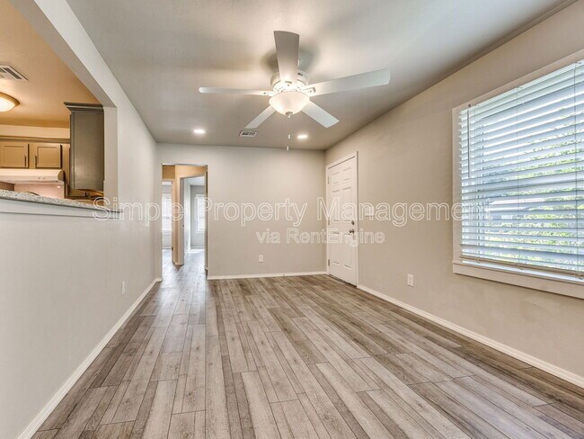 Foto del edificio - 215 W Kittyhawk Dr