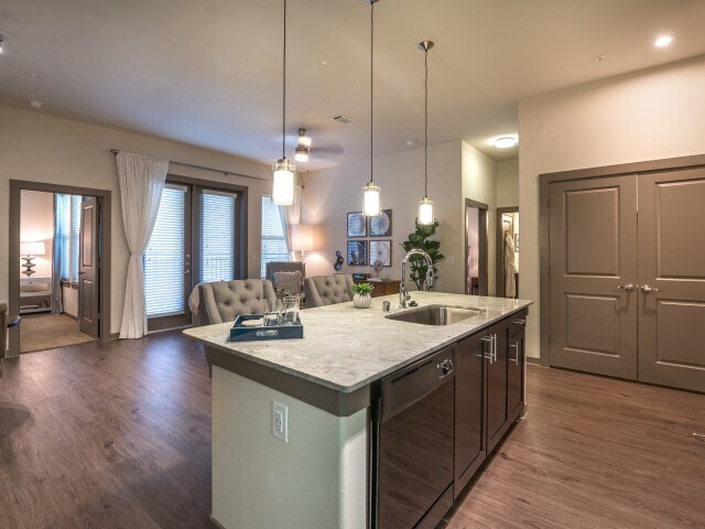 Cocina moderna - Overture Plano 55+ Active Adult Apartment ...