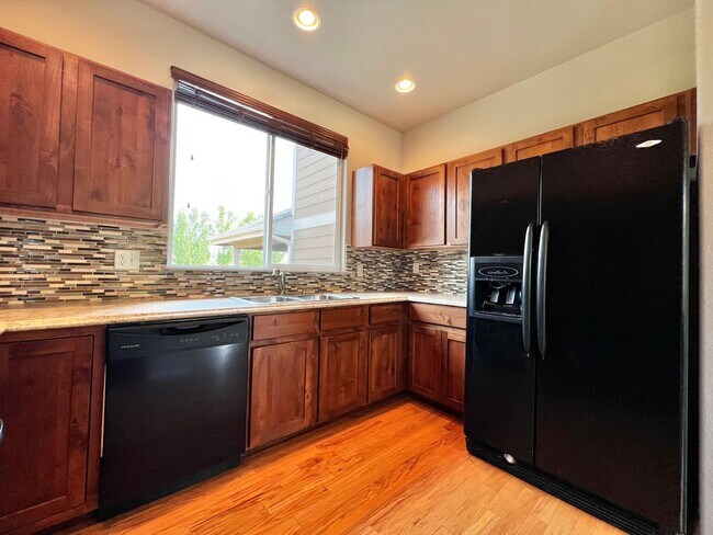 Building Photo - Beautiful 3 Bed 2.5 Bath House in South Wi...