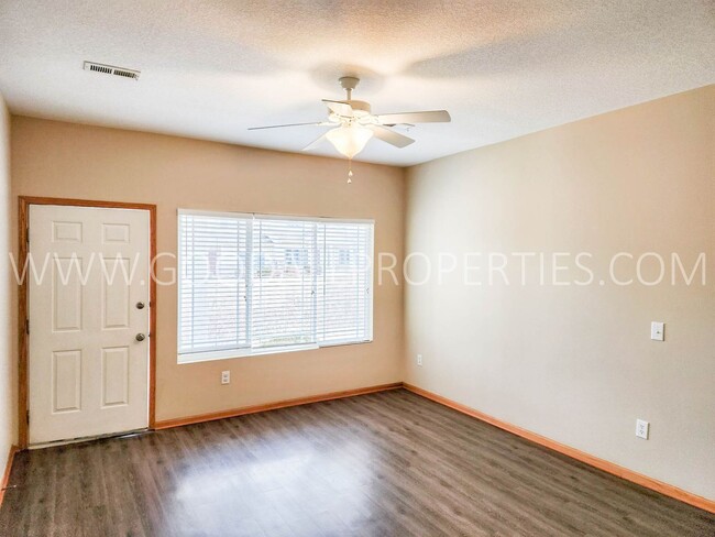 Building Photo - 2 Bedroom 2.5 Bath Townhome In West Des Mo...