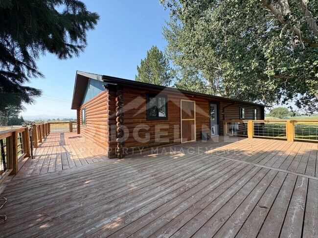 Foto del edificio - Country Living on 5 Acres | 3 Bed • 2 Bath Log Home | Shelley, ID