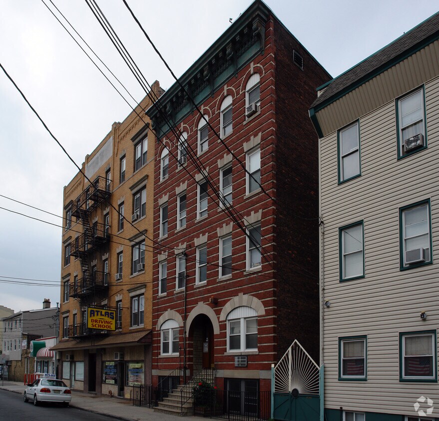 Primary Photo - 66 Monroe St