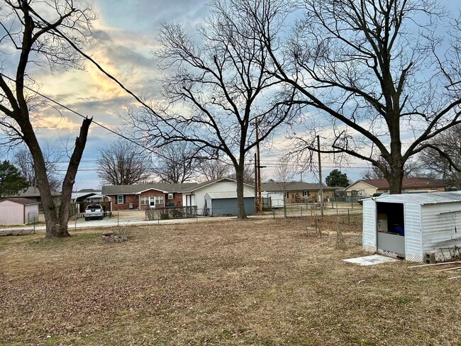 Building Photo - 1008 S Mill St