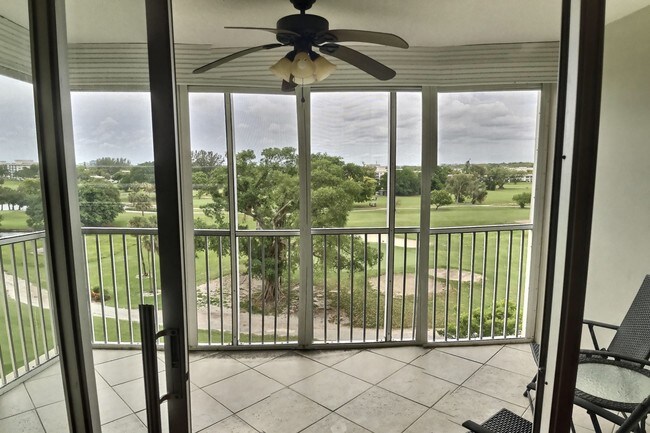Building Photo - 3050 N Palm Aire Dr