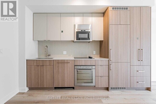 Photo du bâtiment - 840 St Clair Ave W