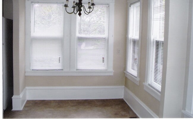 Dining Area - 111 Main Ave W