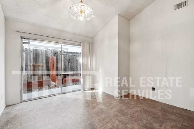 Foto del edificio - 3 Bedroom Duplex in Sunrise Ranch