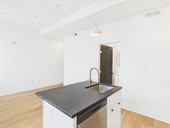 Building Photo - Bright 1 bedroom available now