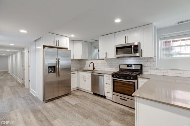 Building Photo - 4 bedroom in Chicago IL 60613