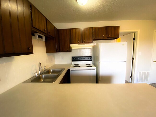 Building Photo - Green Valley Apartments