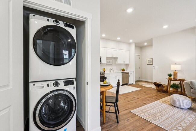 Foto del edificio - East Town Crossing