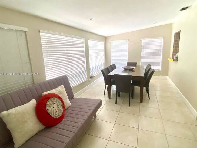 Foto del edificio - Southwest 77th Avenue, Pinecrest, FL 33156...