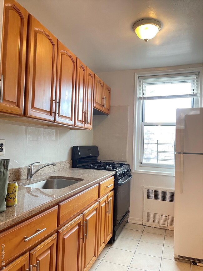 Building Photo - 66-01 Burns St