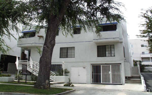 Building Photo - 8 Apartment Townhomes