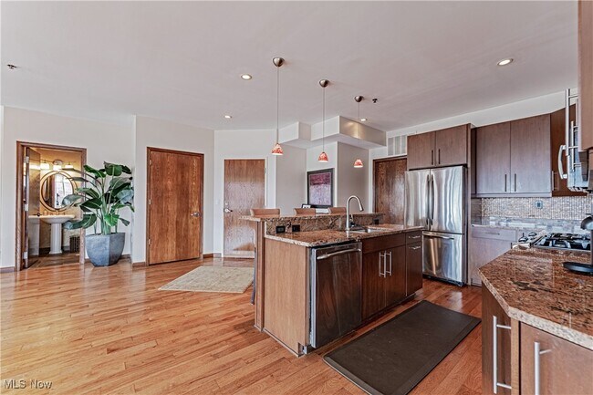 Foto del edificio - 701 W Lakeside Ave