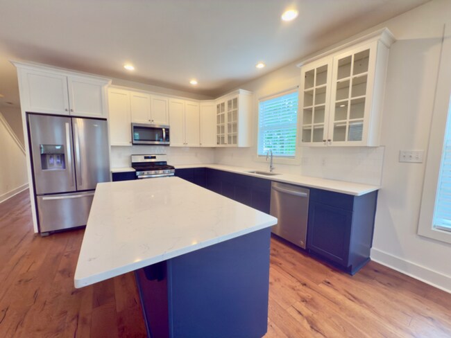 Foto del edificio - Beautiful 3 bed 3 bath WALKABLE to restaur...
