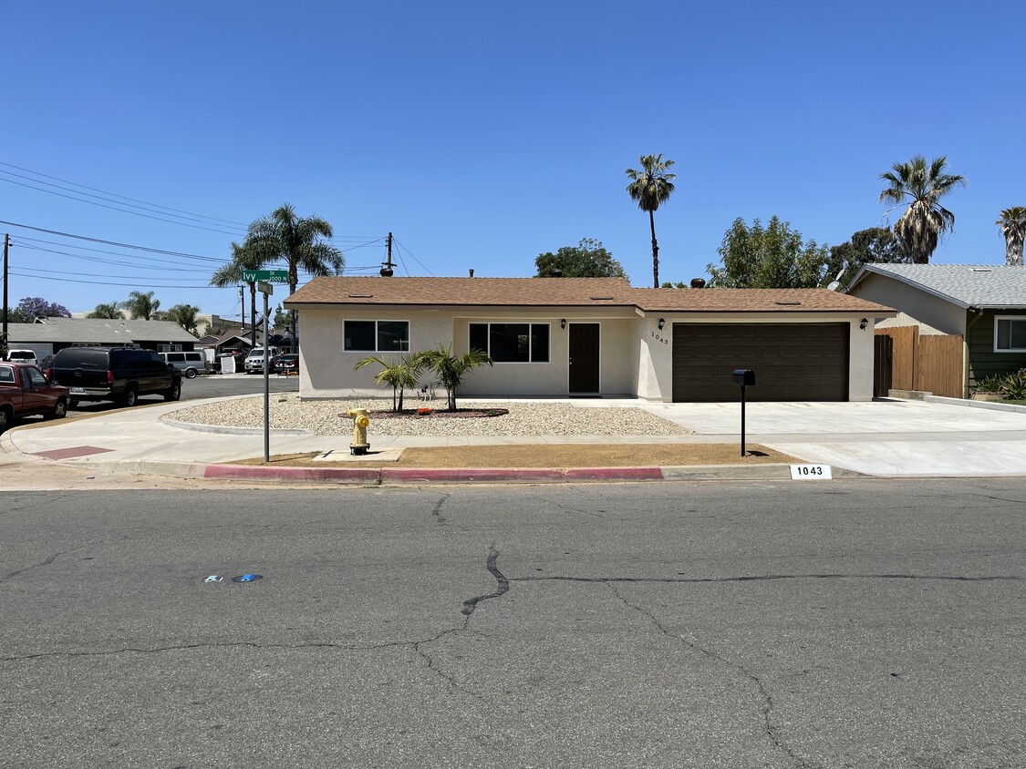 1043 n ivy street - 1043 N Ivy St