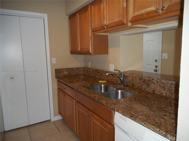 Foto del edificio - 733 Riverside Dr