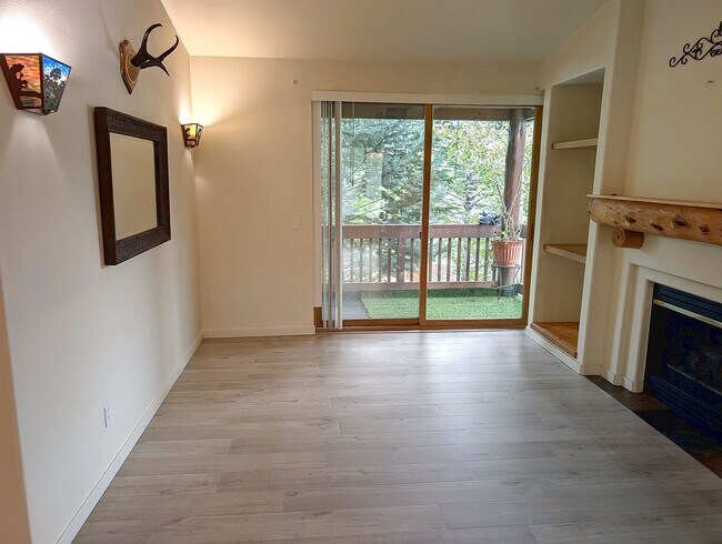 Building Photo - 1600 W Pinebrook Blvd
