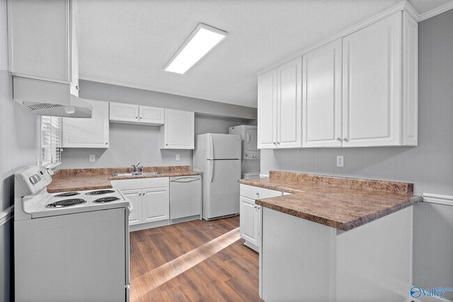 Building Photo - 2106 Windover Dr NE