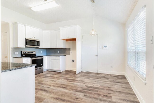 Building Photo - 4433 San Fernando Ln